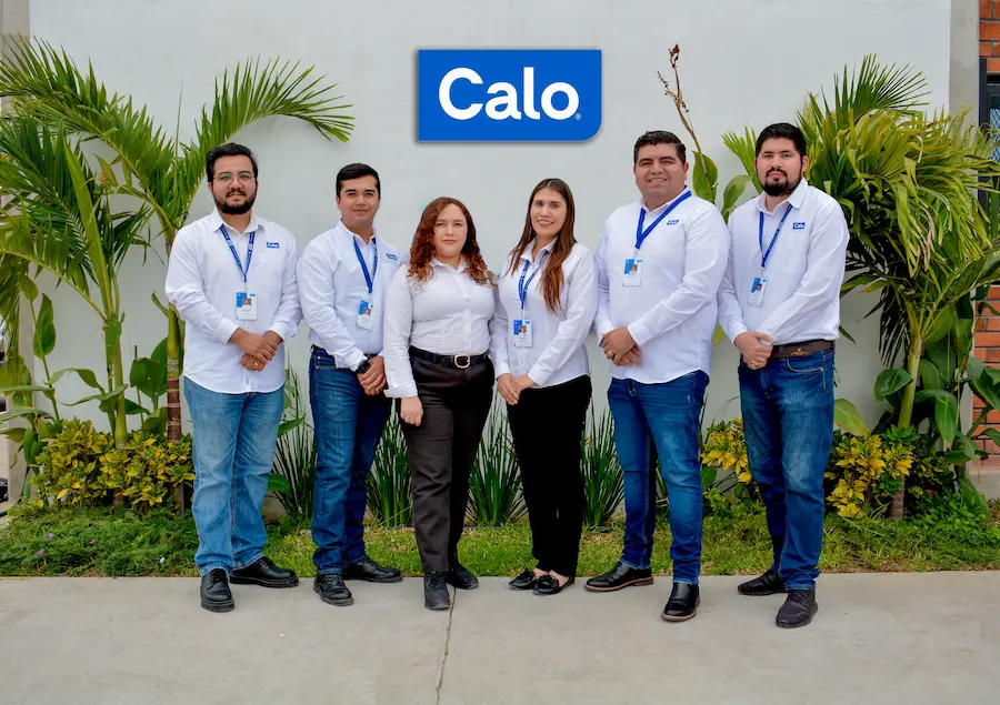 Equipo de Casas Calo frente a las oficinas corporativas