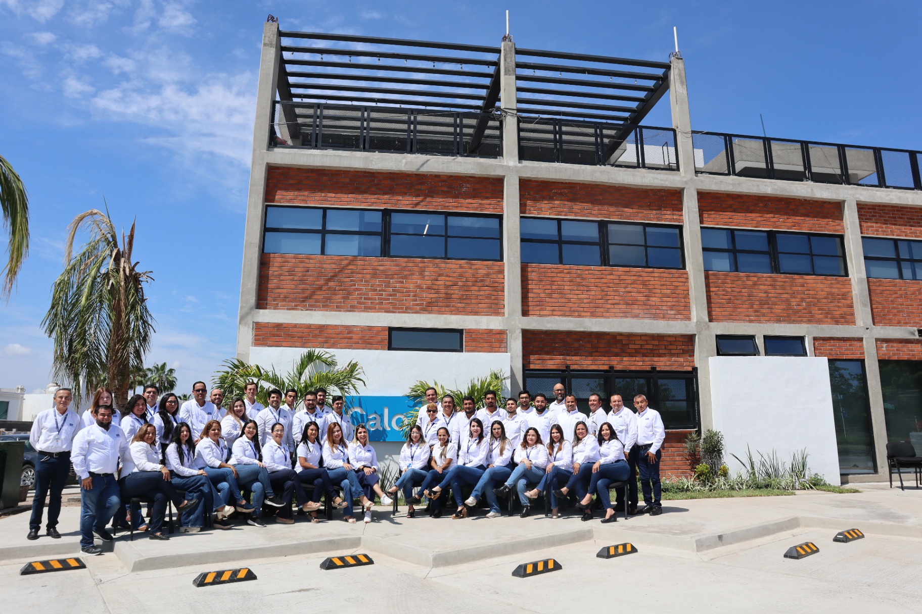 Equipo de Casas Calo frente a las oficinas corporativas